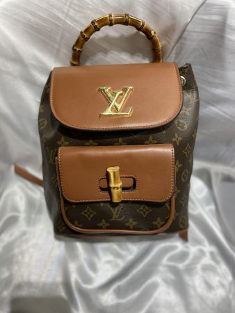 شنطة ظهر LOUIS VUITTON