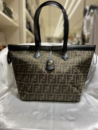 شنطة FENDI